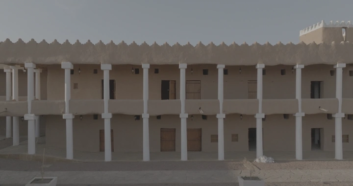 واجهة قصر القشلة في حائل، لقطة أمامية نهارية.