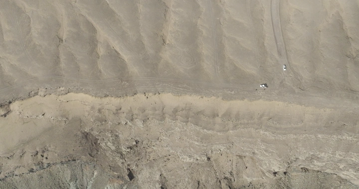 لقطة جوية لفوهة بركان الهتيمه في حائل، تُظهر التضاريس الصحراوية.