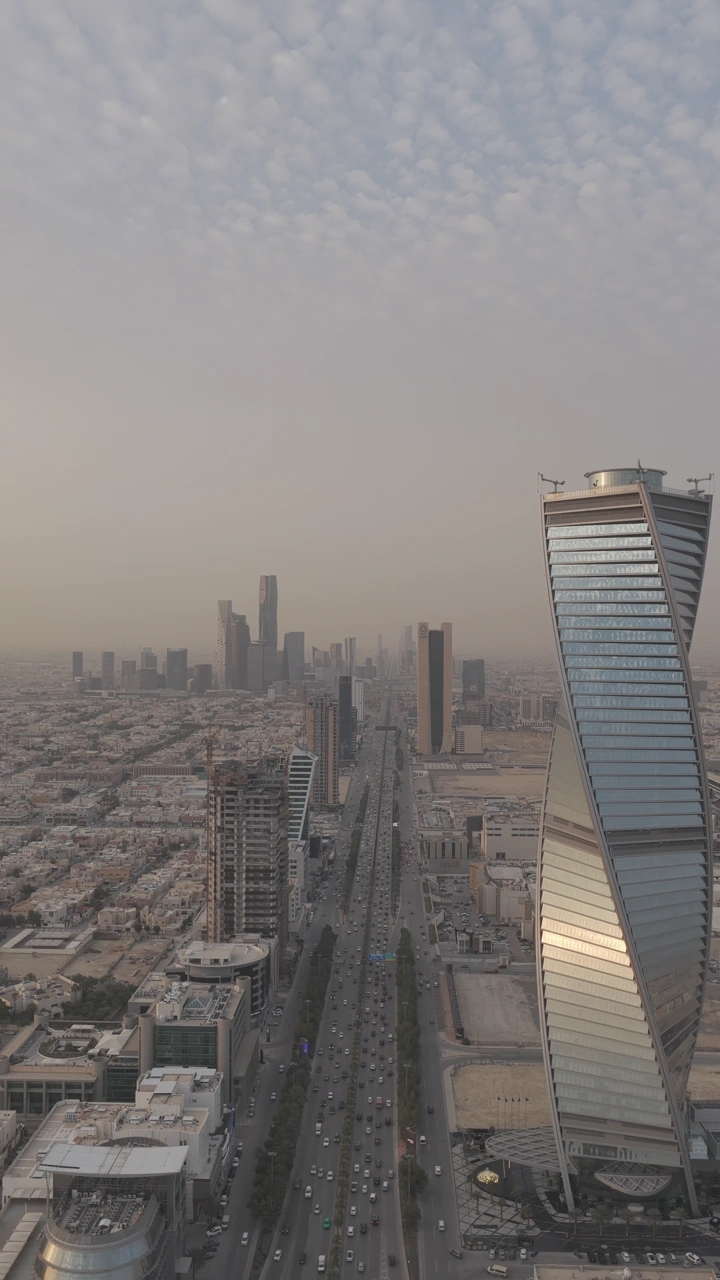 تصوير جوي لأبراج وناطحات سحاب في طريق الملك فهد، في النهار.