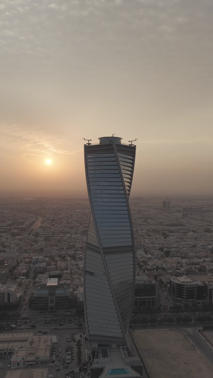 برج المجدول في الرياض عند الغروب، تصوير جوي.