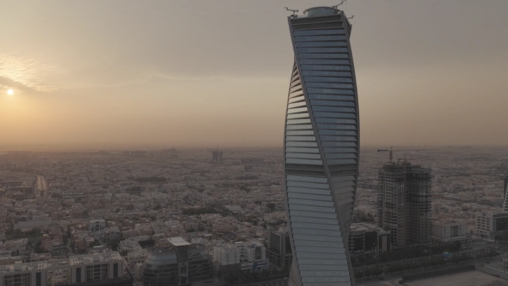 ناطحة سحاب على طريق الملك فهد عند الغروب، تصوير جوي.