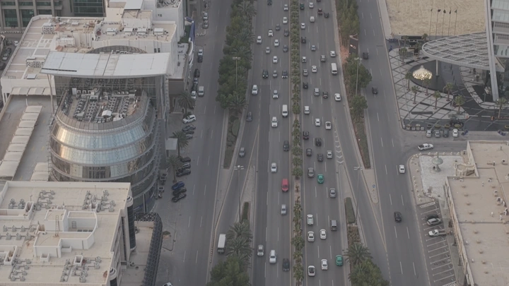 تصوير جوي لطريق الملك فهد مع الأبراج وحركة المرور، لقطة نهارية.