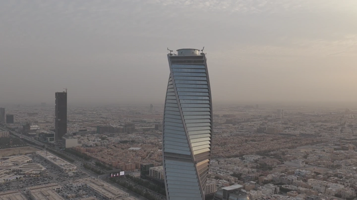 ناطحة سحاب في الرياض عند الغروب، تصوير جوي.