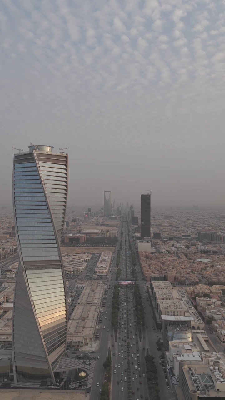 ناطحات سحاب وطريق الملك فهد في الرياض، تصوير جوي.