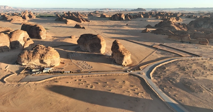 جبل الفيل في العلا، لقطة جوية في وضح النهار.