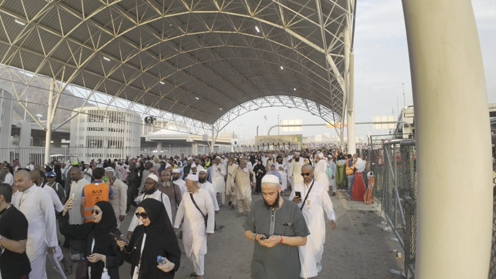 حجاج في مشعر منى بجسر الجمرات، لقطة واسعة.