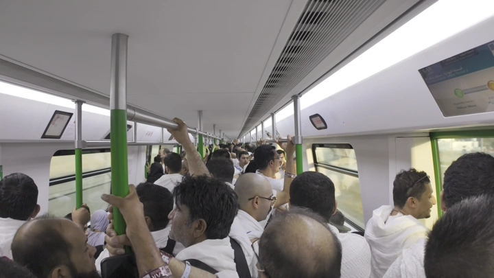 حجاج في قطار الحرمين متجهين إلى مكة، لقطة داخلية.