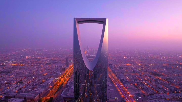 برج المملكة في الرياض عند الغروب، لقطة جوية.