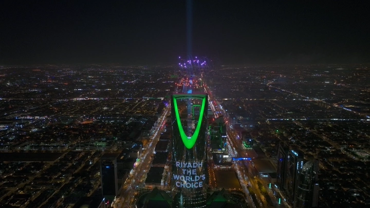 برج المملكة في الرياض مع ألعاب نارية، لقطة ليلية جوية.