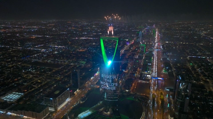 عرض ألعاب نارية فوق برج المملكة في الرياض، لقطة ليلية جوية.