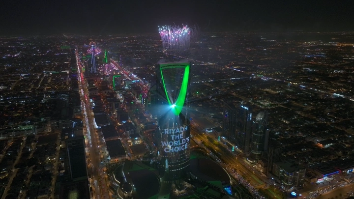 الألعاب النارية فوق برج المملكة في الرياض ليلًا، لقطة جوية.
