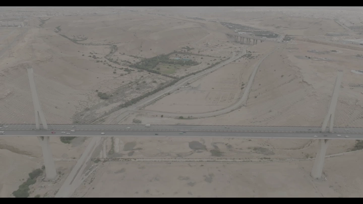 الجسر المعلق في الرياض، لقطة جوية نهارية.