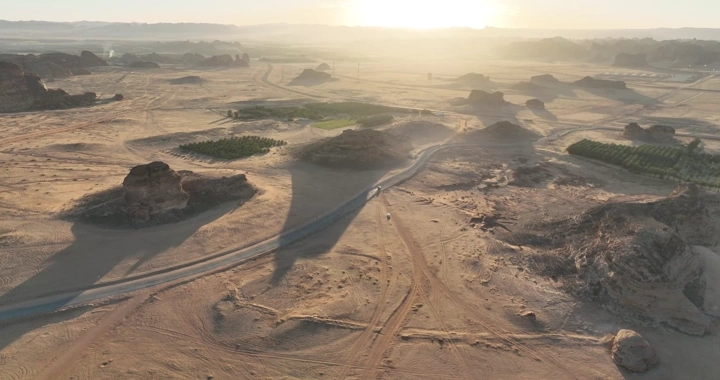 جبال العلا في الصحراء عند الغروب، لقطة جوية.