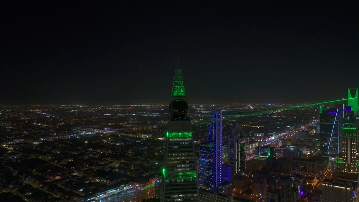 برج الفيصلية في الرياض ليلاً، لقطة جوية.