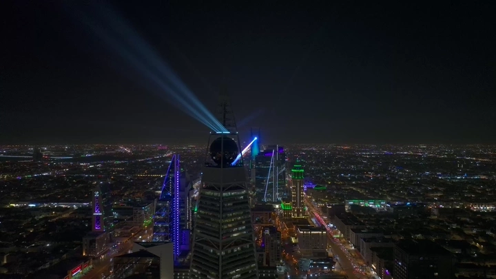 أبراج الرياض ليلاً بإضاءة ملونة، لقطة جوية.