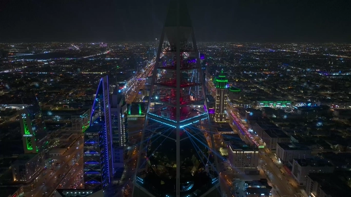 برج الفيصلية في الرياض ليلاً، لقطة جوية.