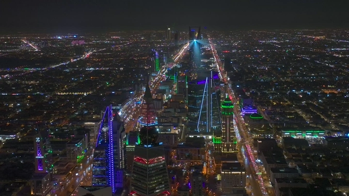 أبراج الرياض ليلاً بإضاءة ملونة، لقطة جوية.