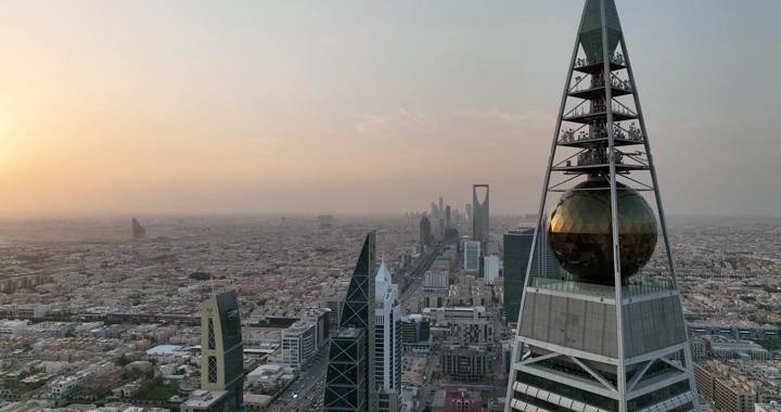 برج الفيصلية والمملكة في الرياض عند الغروب، لقطة جوية.