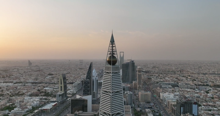 برج الفيصلية والمملكة في الرياض عند الغروب، لقطة جوية.