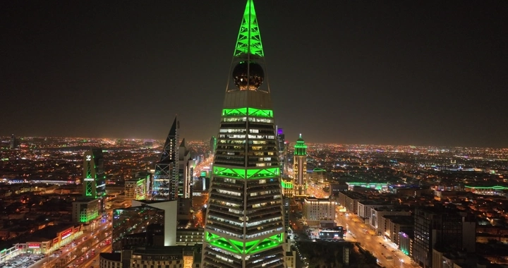 برج الفيصلية مضاء ليلاً في الرياض، لقطة جوية.