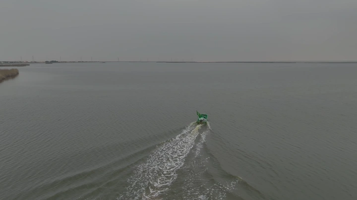 قارب يحمل علم السعودية في بحيرة الأصفر، لقطة جوية.