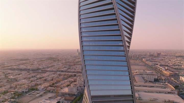 برج مجدول في الرياض عند الغروب، لقطة جوية.