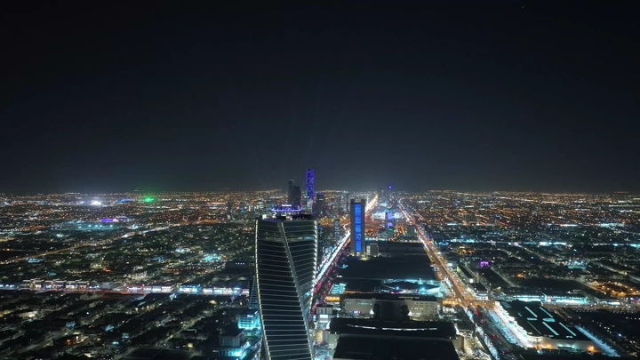 برج مجدول في الرياض ليلاً، لقطة جوية.