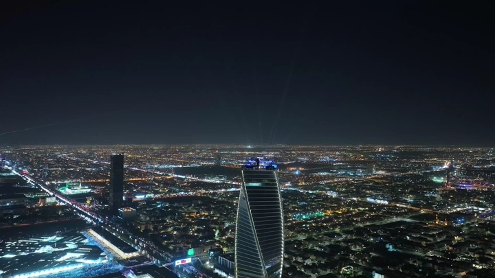 برج مجدول في الرياض ليلاً، لقطة جوية.