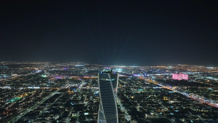 برج مضاء في الرياض ليلاً، لقطة جوية.