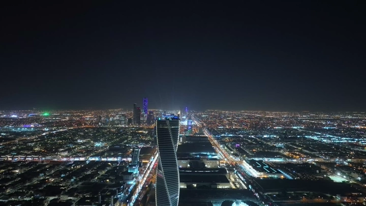برج مجدول في الرياض ليلاً، منظر جوي.