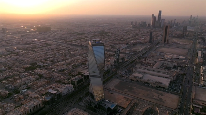 برج مجدول في الرياض عند الغروب، لقطة جوية.