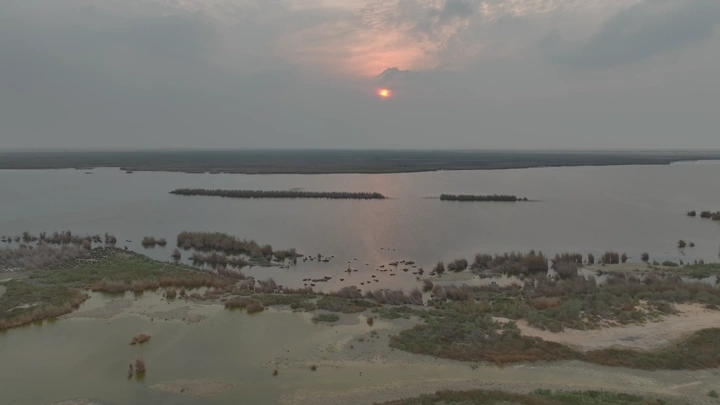 بحيرة الأصفر في الأحساء عند الغروب، لقطة جوية.