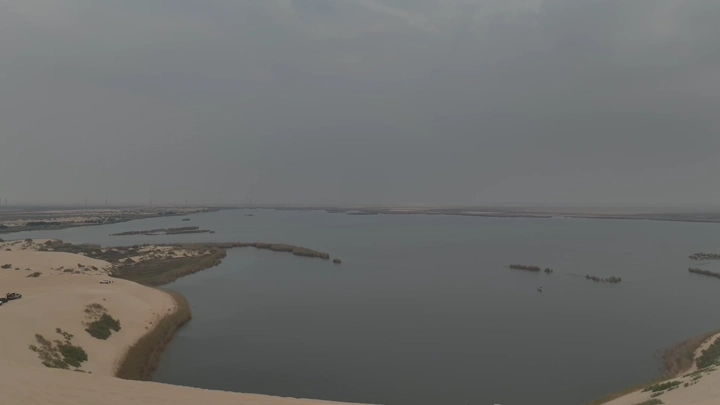 بحيرة الأصفر في الأحساء تحت سماء غائمة، منظر جوي.