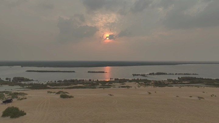 بحيرة الأصفر في الأحساء عند الغروب، لقطة جوية.