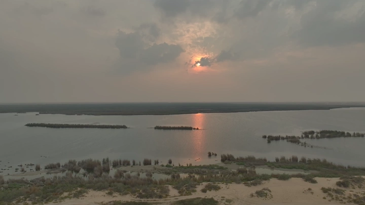 بحيرة الأصفر في الأحساء عند غروب الشمس، صورة جوية.