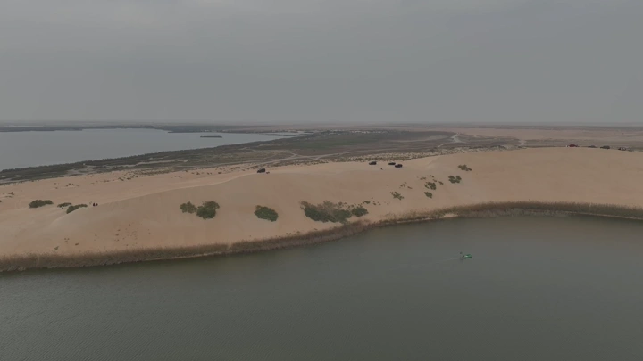 بحيرة الأصفر في الأحساء مع الكثبان الرملية، صورة جوية.