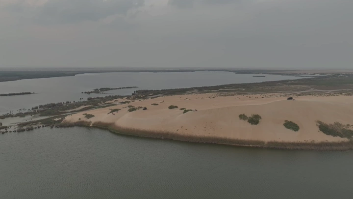 بحيرة الأصفر في الأحساء مع الكثبان الرملية، لقطة جوية.