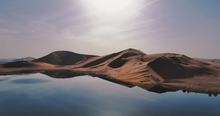 بحيرة محاطة بالكثبان الرملية في الربع الخالي، لقطة جوية.