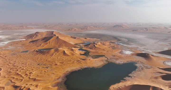 بحيرة في صحراء الربع الخالي، لقطة جوية.