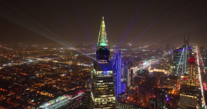 برج الفيصلية والمملكة في الرياض ليلاً، لقطة جوية.