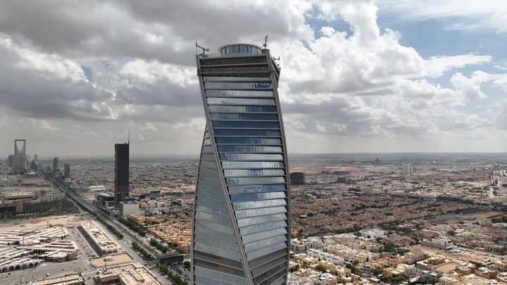 برج مجدول في الرياض تحت السماء الغائمة، لقطة جوية.