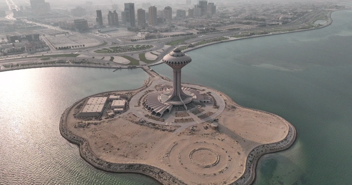 برج مياه الخبر على جزيرة صغيرة، لقطة جوية.