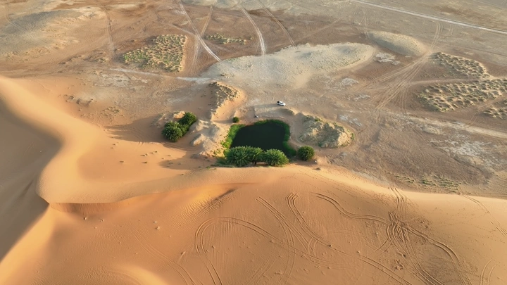بحيرة برودان بالقرب الرياض محاطة بالكثبان الرملية في الصحراء، لقطة جوية.