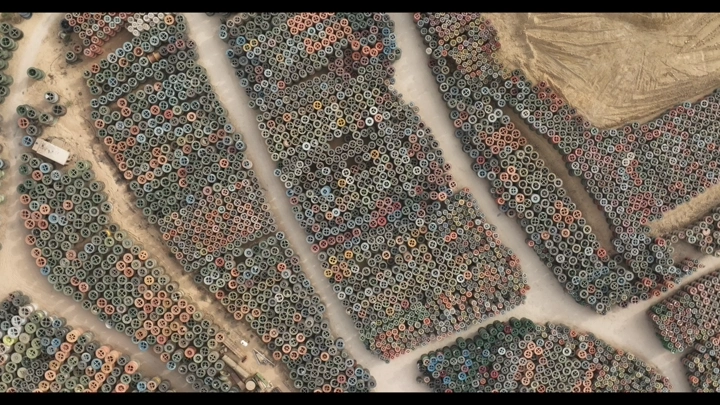 بكرات كيابل ملونة في ساحة كبيرة، لقطة جوية.