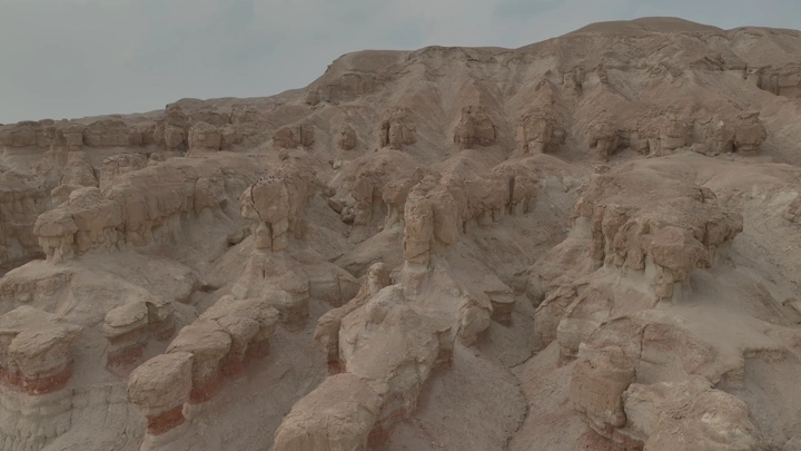 تشكيلات صخرية جبل القارة في الأحساء، لقطة جوية.