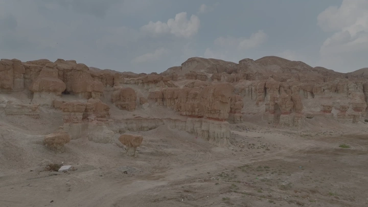 تشكيلات صخرية جبل القارة في الأحساء، لقطة جوية.