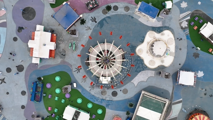 صورة جوية لملاهي ونترلاند الرياض، تُظهر ألعابًا ملونة وتصميمًا فنيًا.