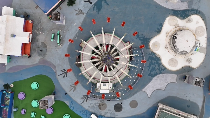 صورة جوية لملاهي ونترلاند الرياض، تُظهر ألعاب الملاهي بتصميم دائري.