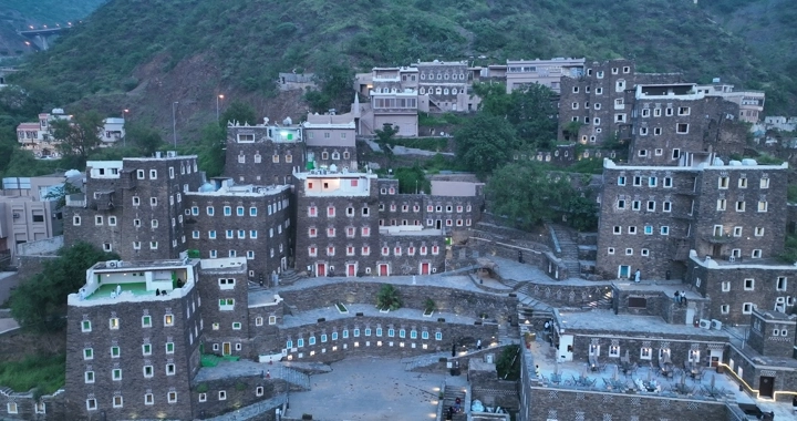 قرية رجال المع في عسير، تصوير جوي للمباني التقليدية.