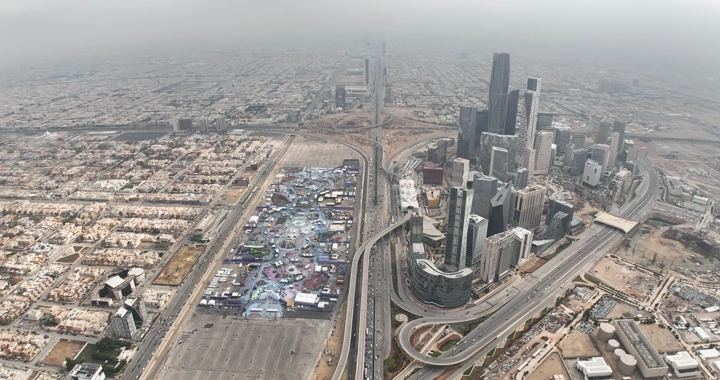 مشهد جوي لأبراج المركز المالي ومدينة ونترلاند في الرياض، لقطة بانورامية.